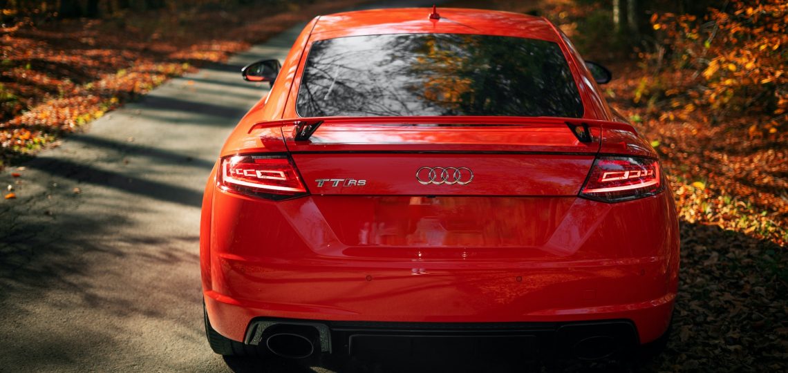 Voiture Audi rouge sur la route en automne